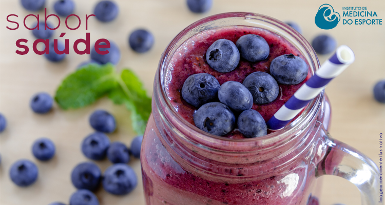 Smoothie de chá verde e frutas vermelhas